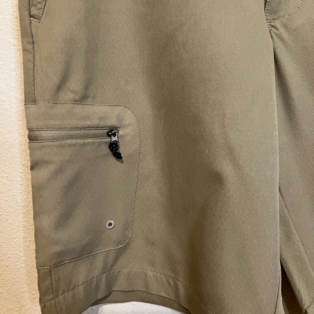 Magellan Outdoors Men's Khaki Cargo Shorts. Size 30” waist - Picture 2 of 5